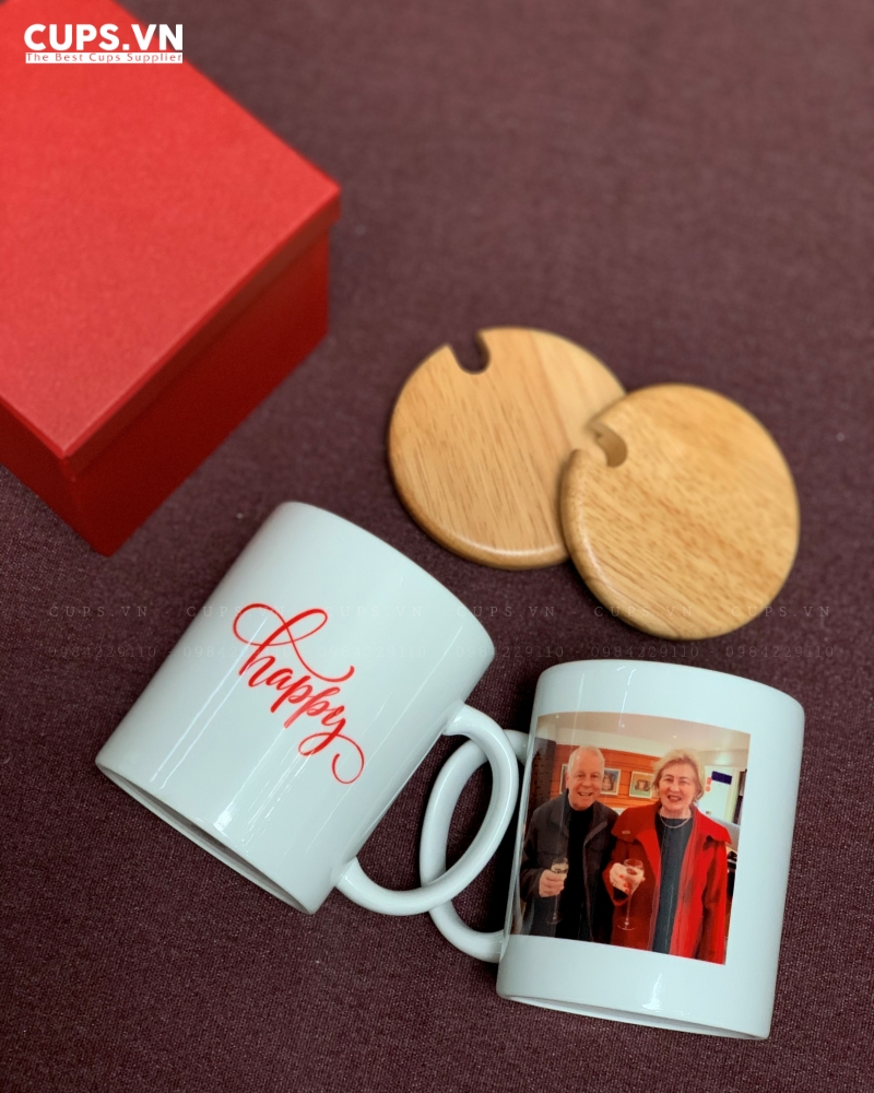 Công nghệ in logo trên bộ ly sứ trắng nắp gỗ cho phép in số lượng dù chỉ 1 chiếc