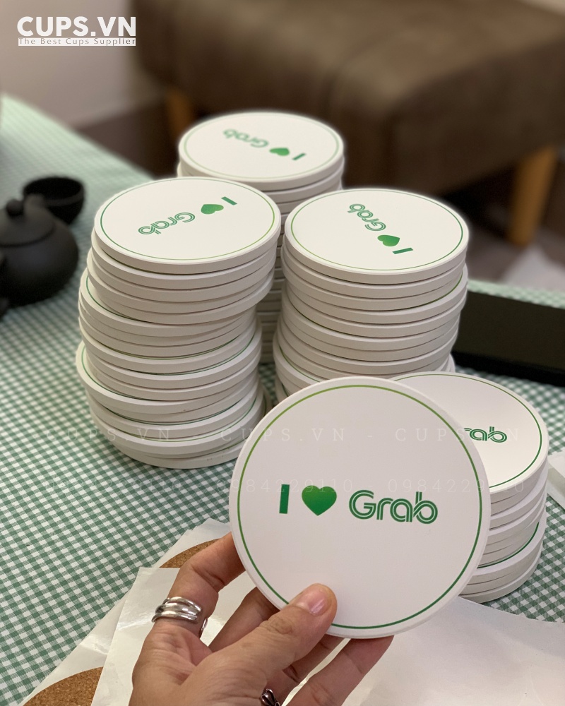 Thiết kế theo yêu cầu: mỗi chiếc lót ly mang đúng nhận diện thương hiệu Grab.