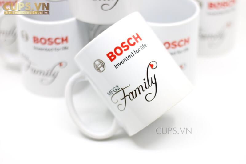 Logo công ty được in trên ly sứ vừa đẹp vừa bền, giúp nhân viên luôn nhớ đến thương hiệu và tự hào khi sử dụng