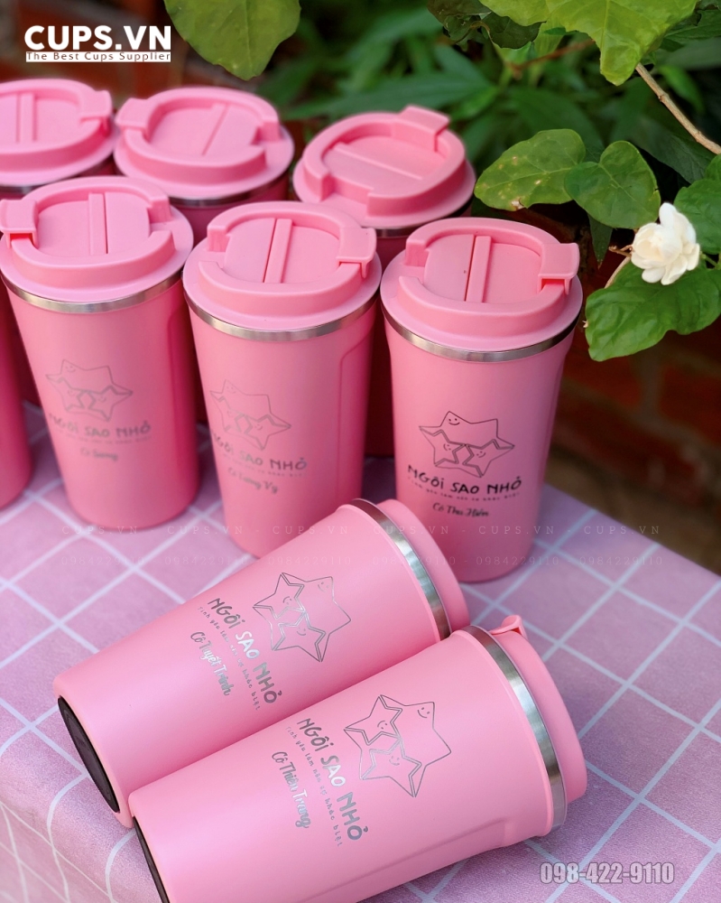Ly giữ nhiệt tại Cups.vn được làm từ thép không gỉ 304 cao cấp, nắp chống tràn và lớp sơn phủ tĩnh điện mịn sang trọng.