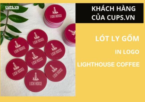 Lót ly gốm in logo độc quyền cho quán cà phê Lighthouse Đà Nẵng – thiết kế tinh tế, thấm hút tốt và bền đẹp, mang lại trải nghiệm chuyên nghiệp cho khách hàng.