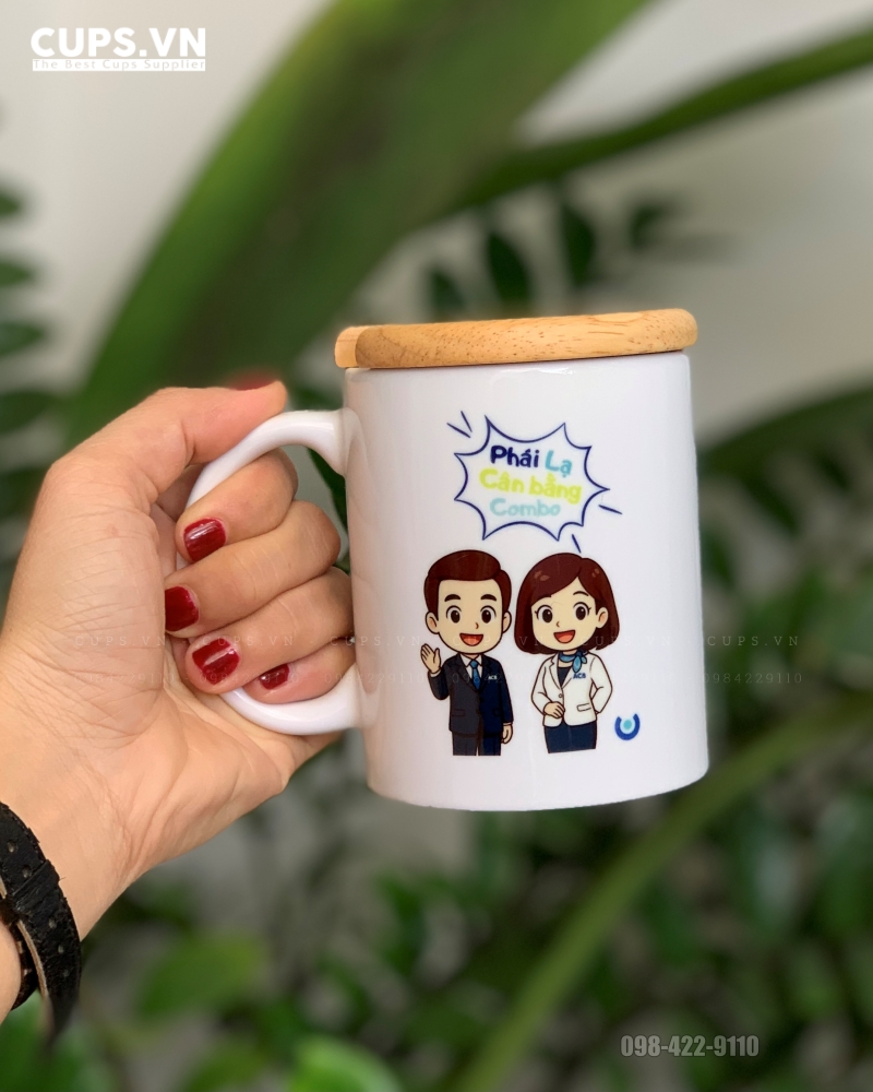 Ly sứ nắp gỗ cao cấp in logo ngân hàng ACB Bank – quà tặng doanh nghiệp sang trọng và tinh tế. Cups.vn chuyên sản xuất ly sứ in logo theo yêu cầu, đảm bảo chất lượng, hình in sắc nét và bền màu.