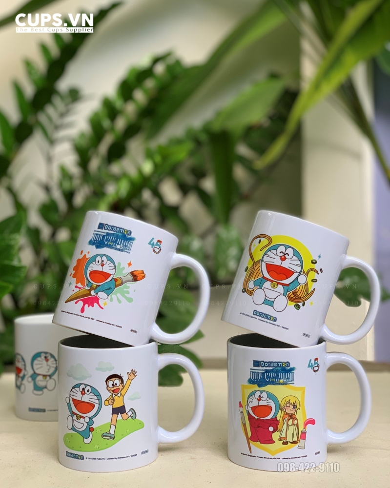 Ly sứ Basic là dòng sản phẩm “quốc dân” trong ngành quà tặng và in ấn ly sứ, được lựa chọn nhiều nhất suốt nhiều năm nhờ thiết kế đơn giản – giá thành tốt – tính ứng dụng cực cao.